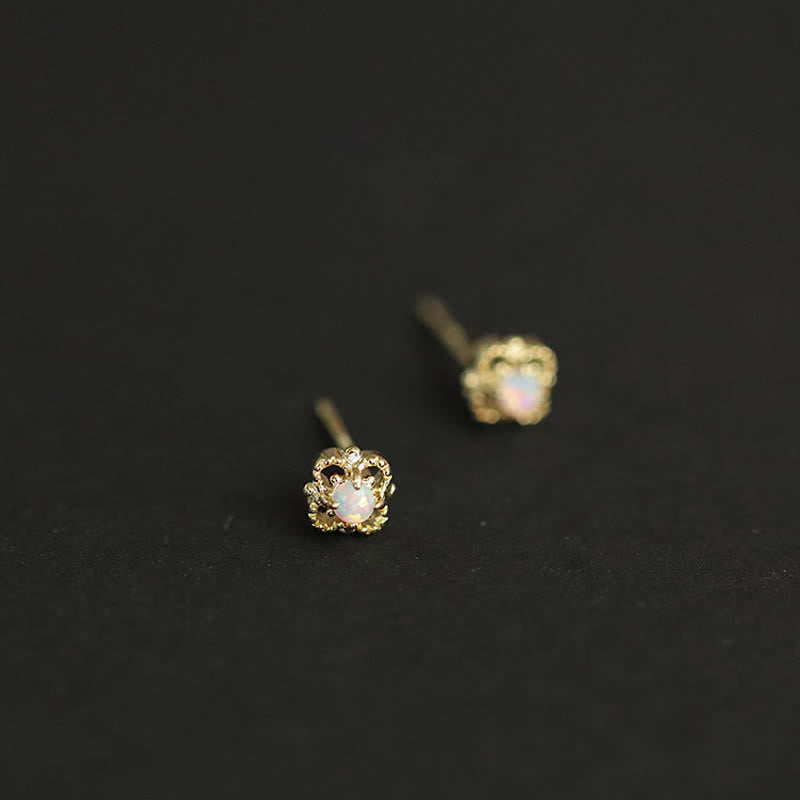 Goldene Ohrstecker mit Opal, zarte Ohrringe, eleganter Schmuck, Geschenk für Frauen.
