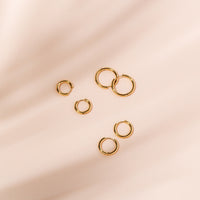 Goldene Creolen Ohrringe Set, minimalistisch, modisch, Schmuck für Damen, elegant und zeitlos.