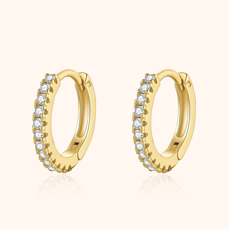 Goldene Creolen mit Diamanten, eleganter Schmuck, luxuriöse Ohrringe, modisches Accessoire.