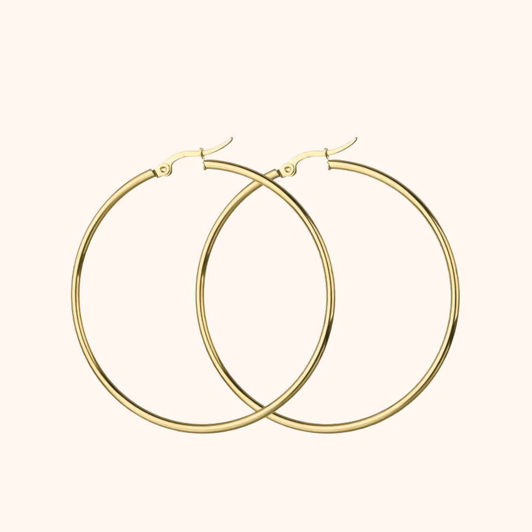 Goldene Creolen Ohrringe, minimalistisches Design, eleganter Schmuck für Damen.