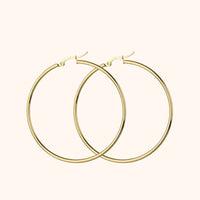 Goldene Creolen Ohrringe, minimalistisches Design, eleganter Schmuck für Damen.