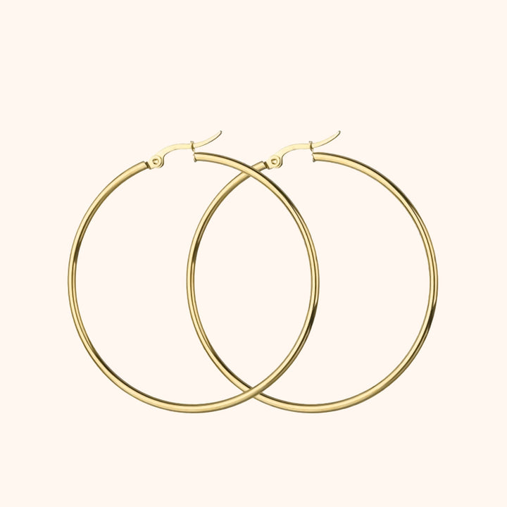 Goldene Creolen Ohrringe, minimalistisches Design, eleganter Schmuck für Damen.