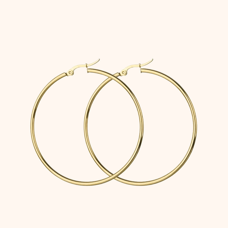 Goldene Creolen Ohrringe, minimalistisches Design, eleganter Schmuck für Damen.
