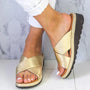 Goldene Damen-Sandalen mit Kreuzriemen, bequeme Sohle, modisch, elegant, Sommermode.