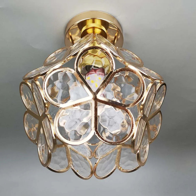 Goldene Deckenleuchte mit Glasdesign, moderne Beleuchtung, dekorative Innenlampe.