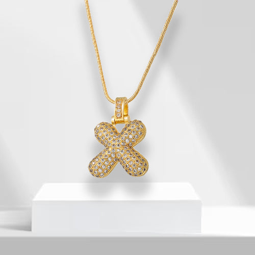 Goldene Halskette mit X-Anhänger, besetzt mit Diamanten, luxuriöses Schmuckdesign.