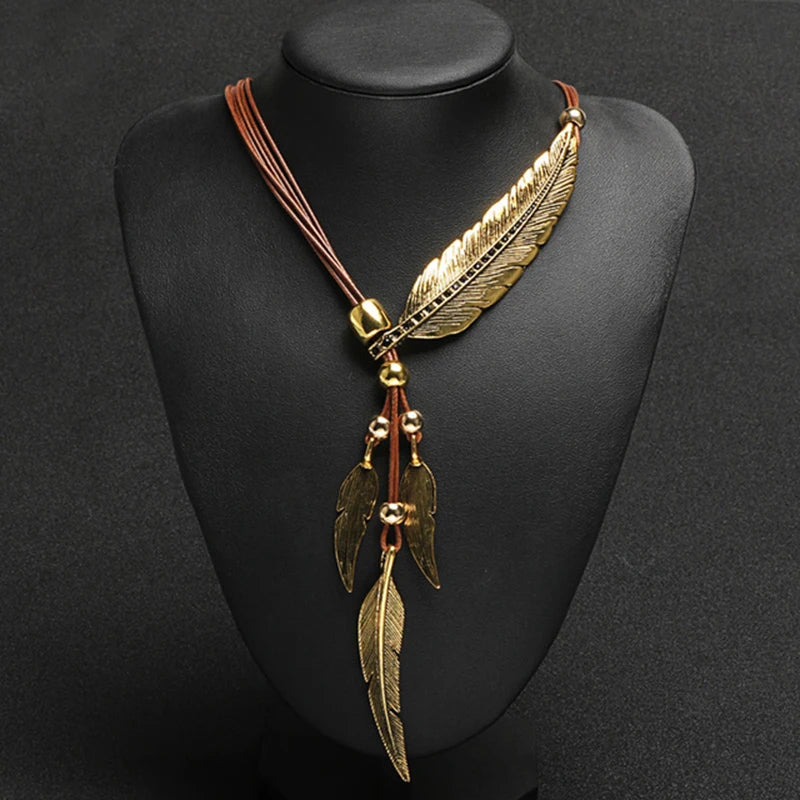 Goldene Feder-Halskette, Lederband, Boho-Stil, Damen-Schmuck, modisch, elegant.