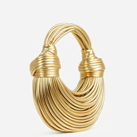 Goldene, geknotete Schultertasche aus Leder, elegantes Design, Damenmode Accessoire.