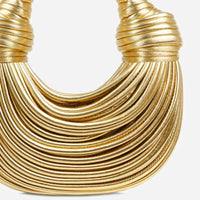 Goldene, geknotete Schultertasche aus Leder, modisches Accessoire, elegantes Design.