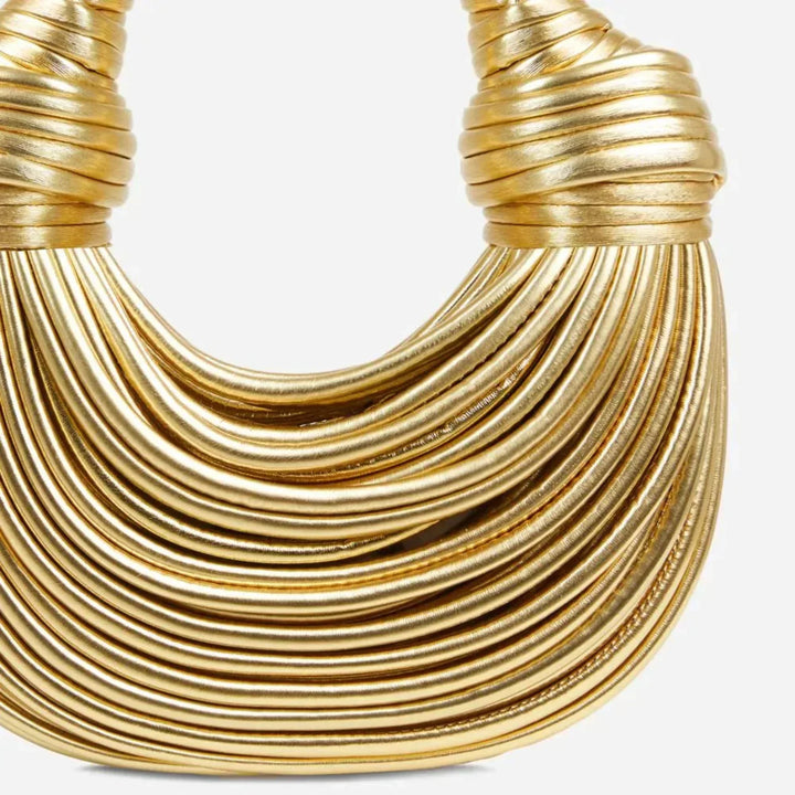 Goldene, geknotete Schultertasche aus Leder, modisches Accessoire, elegantes Design.