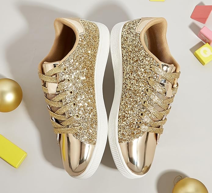 Goldene Glitzersneaker mit weißer Sohle, modische Damen-Sportschuhe, glänzendes Design.