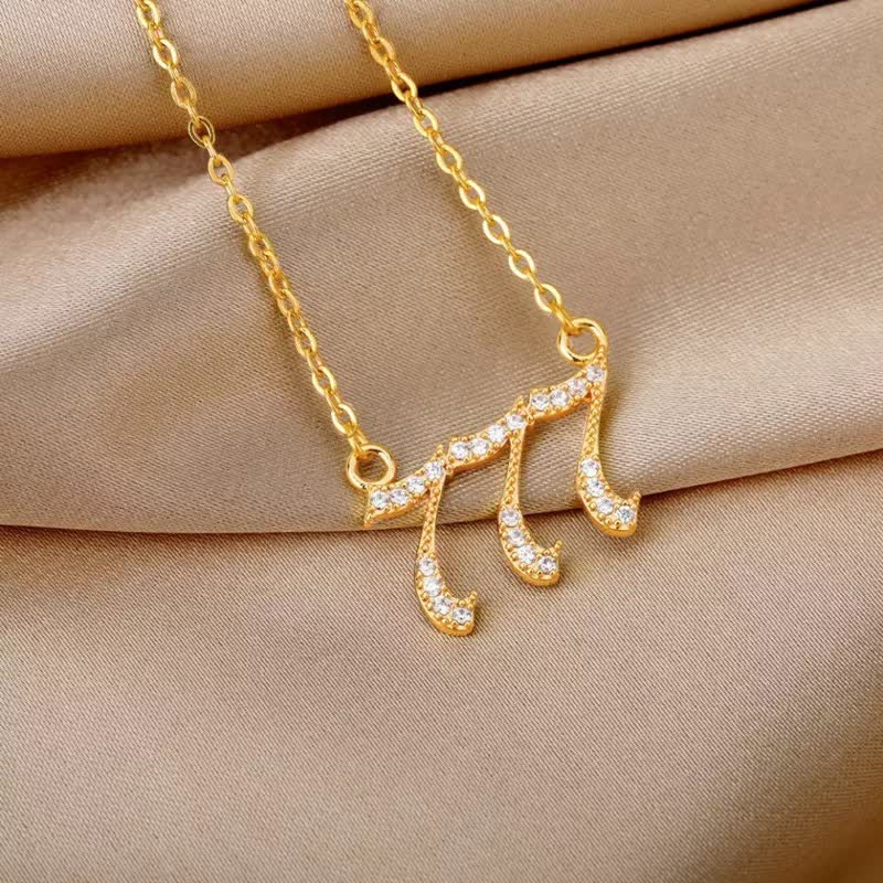 Goldene Halskette mit funkelndem Pi-Anhänger, Zirkonia-Steine, elegantes Schmuckdesign.