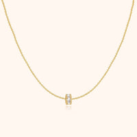 Goldene Halskette mit Diamantanhänger, elegantes Schmuckstück, feine Kette, Damenaccessoire.