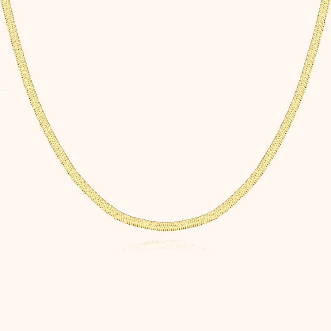 Goldene Schlangenkette, elegantes Schmuckstück, Damenhalskette, modisches Accessoire.