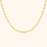 Goldene Schlangenkette, elegantes Schmuckstück, Damenhalskette, modisches Accessoire.