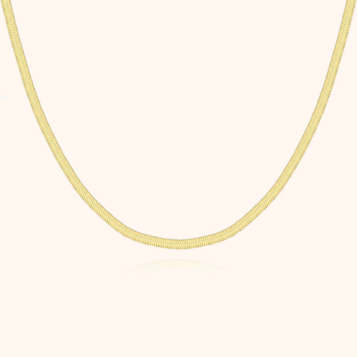 Goldene Schlangenkette, elegantes Schmuckstück, Damenhalskette, modisches Accessoire.