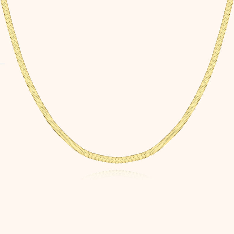 Goldene Schlangenkette, elegantes Schmuckstück, Damenhalskette, modisches Accessoire.