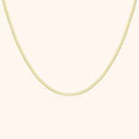 Goldene Schlangenkette, 18 Karat, elegantes Design, Schmuck für Damen, luxuriöses Accessoire.