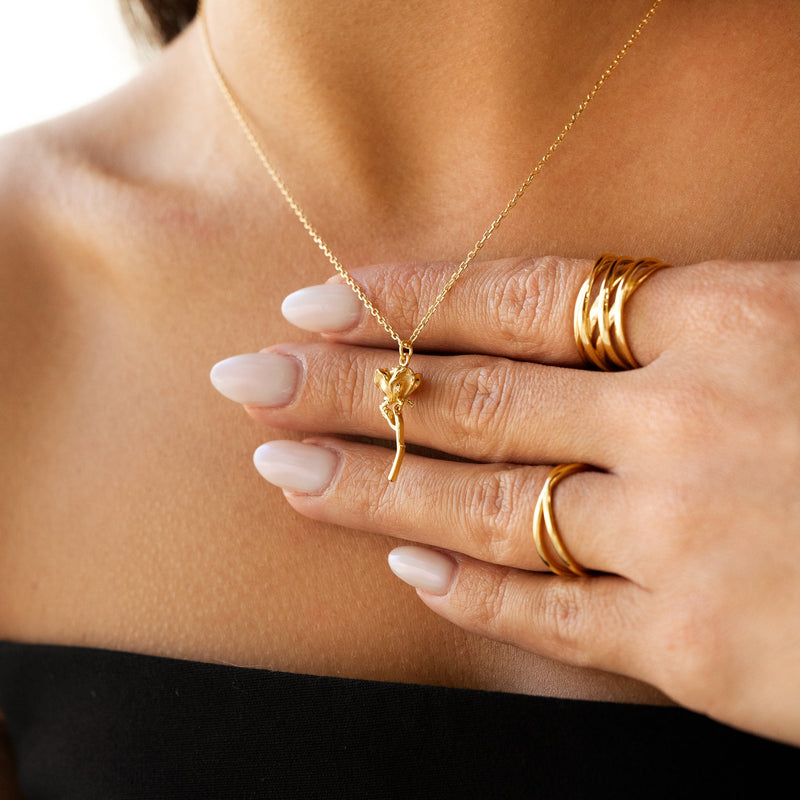 Frau mit goldener Halskette und Ringen, eleganter Schmuck, Nahaufnahme, Modeaccessoires.