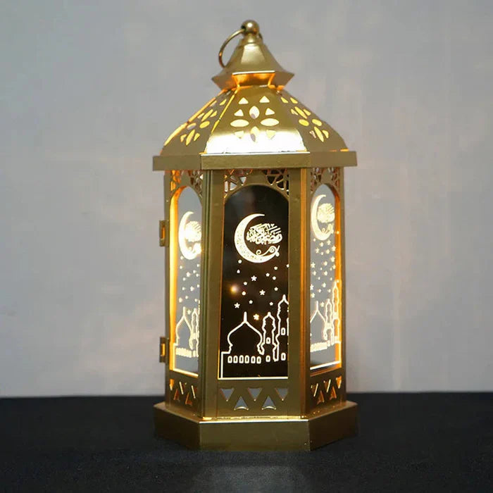 Goldene Laterne mit islamischen Motiven, dekorative Beleuchtung, Metall, orientalisches Design.