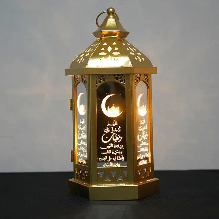 Goldene Ramadan-Laterne mit arabischen Schriftzügen, dekorative Beleuchtung, festliche Dekoration.
