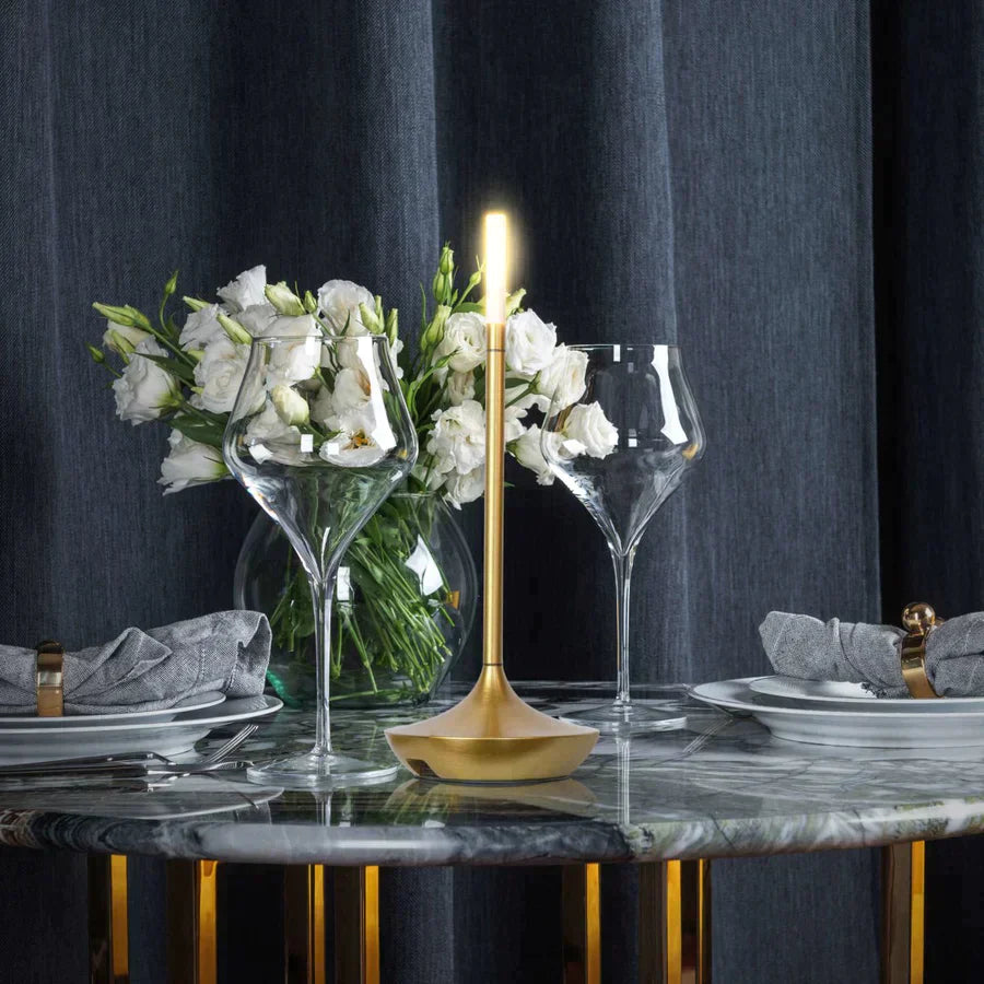 Goldene LED-Tischlampe auf Marmortisch, elegante Dekoration, moderne Beleuchtung, Esszimmer.