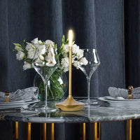 Goldene LED-Tischlampe auf Marmortisch, elegante Dekoration, moderne Beleuchtung, Esszimmer.