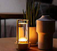 Moderne LED-Tischlampe aus Glas und Metall, warmes Licht, dekorativ, Wohnzimmerbeleuchtung.