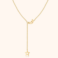 Goldene Halskette mit Mond- und Sternanhänger, elegantes Schmuckdesign, Damenaccessoire.