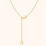 Goldene Halskette mit Mond- und Sternanhänger, elegantes Schmuckdesign, Damenaccessoire.