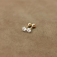 Goldene Ohrstecker mit klaren Zirkonia, Schmuck, minimalistisch, elegant, Damenaccessoire.