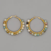 Goldene Creolen mit bunten Edelsteinen, handgefertigter Schmuck, Boho-Stil, Damen-Ohrringe.