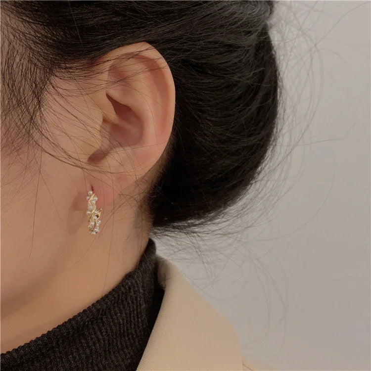 Goldene Creolen Ohrringe mit Kristallen, elegant, Damen Schmuck, modisch, Accessoire.