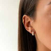 Frau mit goldenen Ohrringen und Perlen, eleganter Schmuck, Nahaufnahme, modisches Accessoire.