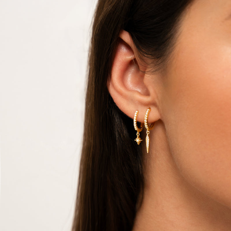 Frau mit goldenen Ohrringen, Creolen und Anhänger, Nahaufnahme, Schmuckmode.