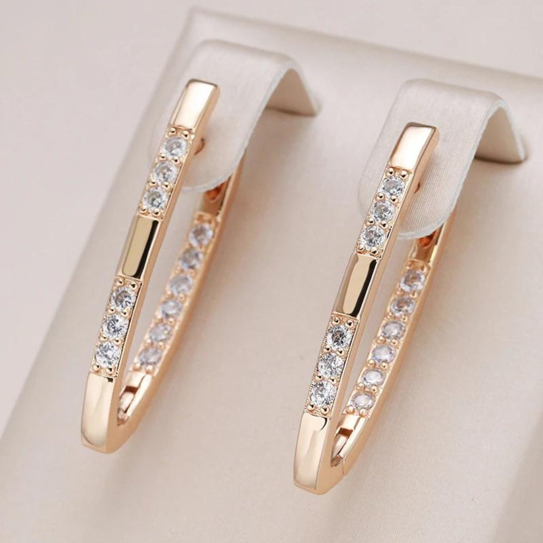Goldene Creolen mit Diamanten, eleganter Schmuck, luxuriöse Ohrringe, Geschenk für Frauen.