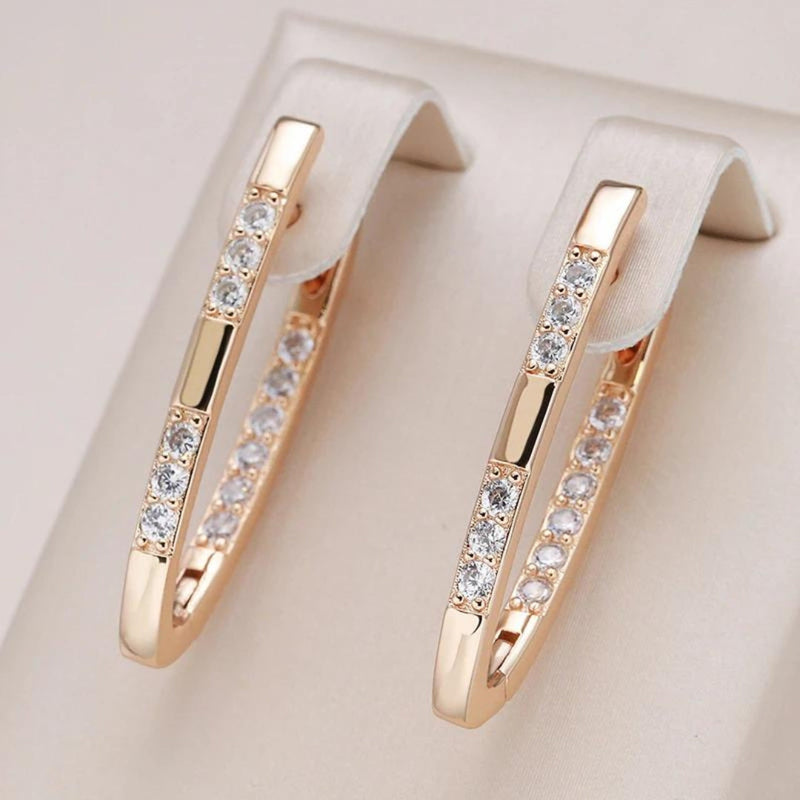 Goldene Creolen mit Diamanten, eleganter Schmuck, luxuriöse Ohrringe, Geschenk für Frauen.