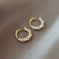 Goldene Creolen mit Perlen, eleganter Schmuck, Damen-Ohrringe, modisches Accessoire.
