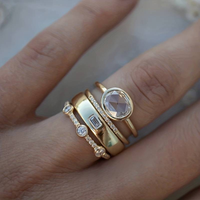 Goldene Ringe mit Diamanten auf Finger, eleganter Schmuck, luxuriöses Design, Nahaufnahme.