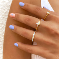 Frau mit goldenen Ringen und pastellfarbenen Nägeln, Schmuck, Modeaccessoires, Nahaufnahme.