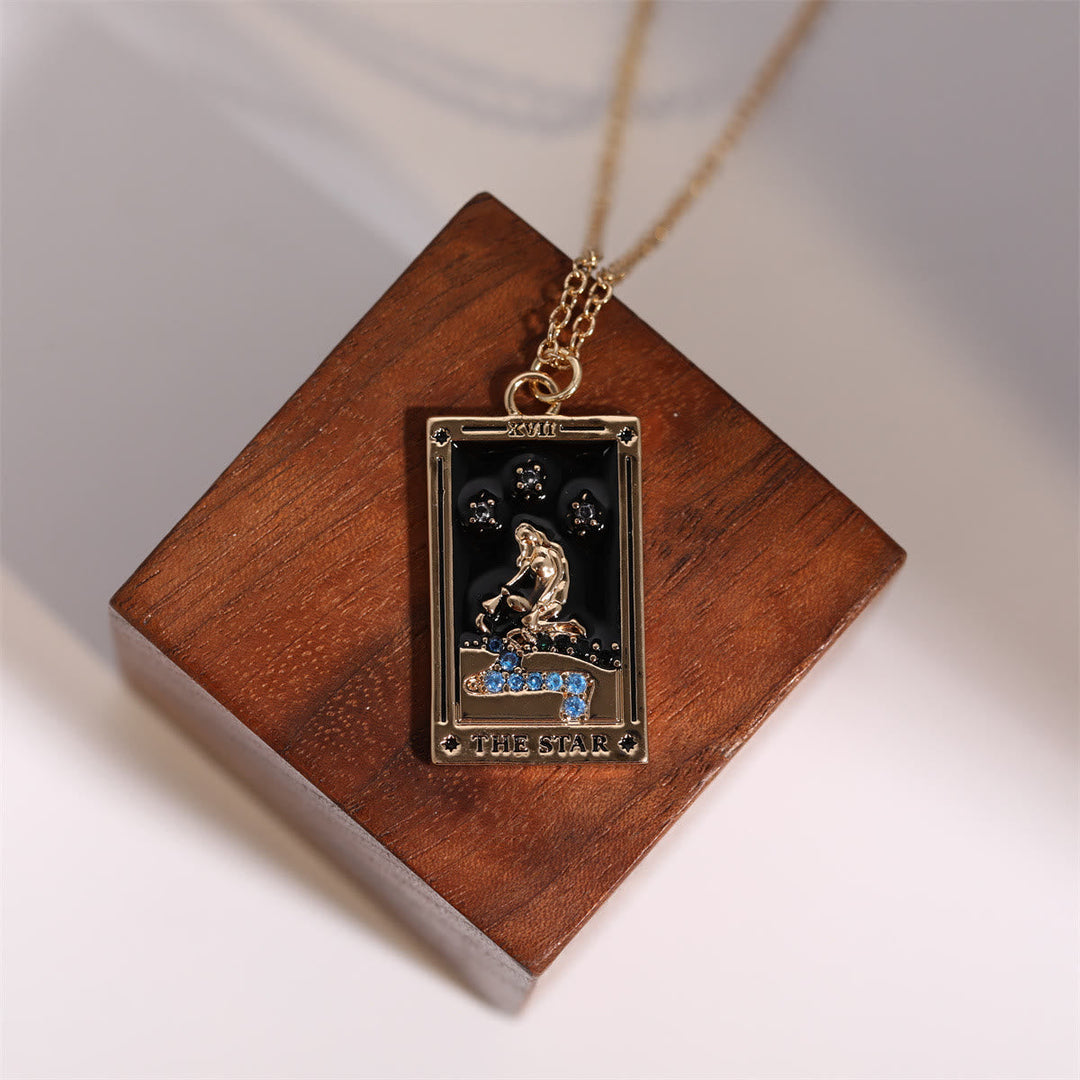 Goldene Tarot-Halskette mit Sternzeichen-Design auf Holzblock, Schmuck, Astrologie.