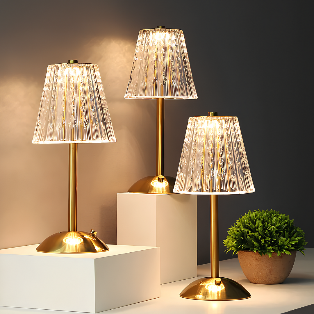 Drei goldene Tischlampen mit transparentem Lampenschirm, moderne Beleuchtung, Wohnzimmer-Dekor.
