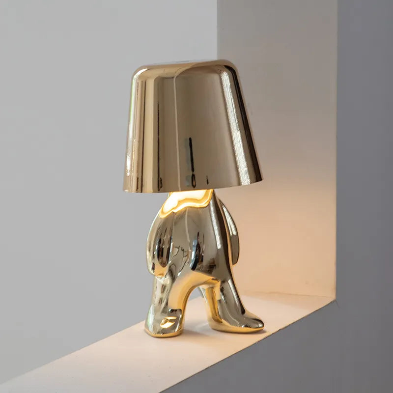 Goldene Tischlampe in menschlicher Form, modernes Design, glänzend, dekorative Beleuchtung.