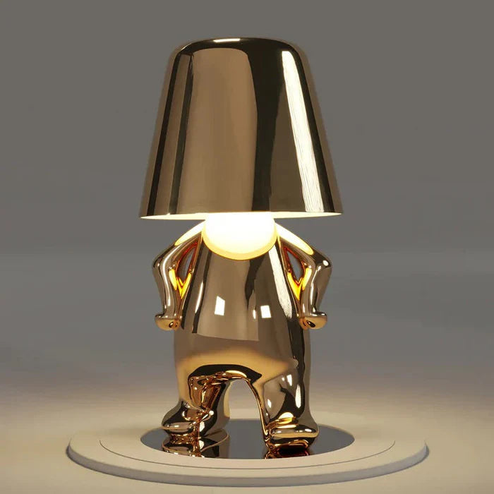 Goldene Tischlampe in Form einer Figur, modernes Design, glänzend, dekorative Beleuchtung.