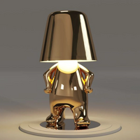 Goldene Designer-Tischlampe in menschlicher Form, modernes Interieur, stilvolle Beleuchtung.