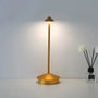 Goldene LED-Tischlampe, modernes Design, energiesparend, ideal für Wohnzimmer oder Büro.