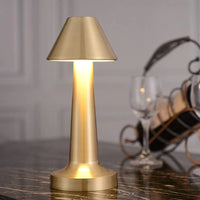Goldene Tischlampe aus Metall, modernes Design, warmes Licht, ideal für Wohnzimmer oder Büro.