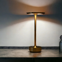 Goldene LED-Tischlampe, modernes Design, energiesparend, ideal für Wohnzimmer oder Büro.