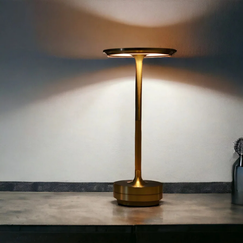 Goldene LED-Tischlampe, modernes Design, energiesparend, ideal für Wohnzimmer oder Büro.