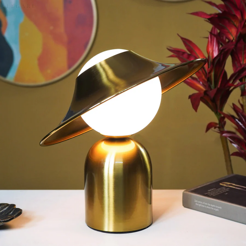 Goldene Tischlampe mit modernem Design, runder Leuchtkugel und schrägem Schirm, Wohnzimmer-Dekor.
